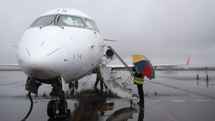 Aena da su versión del suceso que evitó un trasplante por un avión que no pudo aterrizar en León