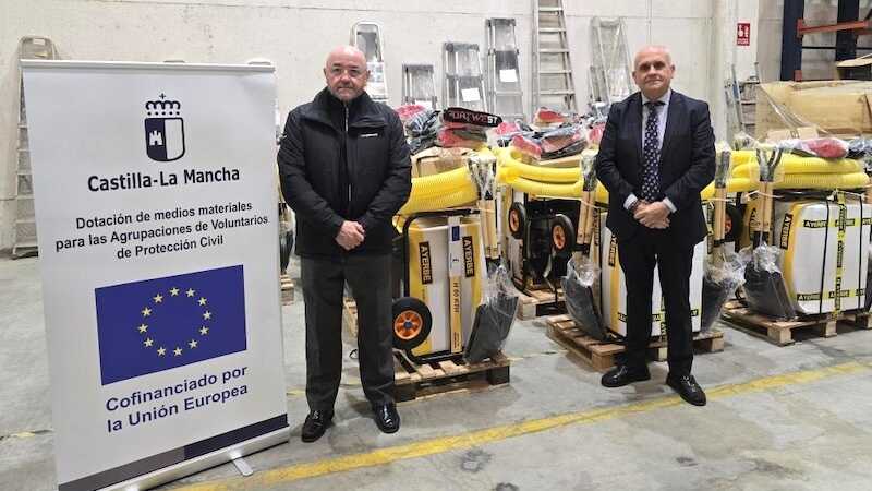 Junta entrega bombas y material a 14 agrupaciones locales de Protección Civil