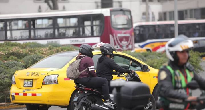 Motociclistas van con pasajero pese a la restricción