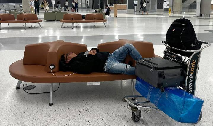 Más de 13,000 controladores aéreos en EU trabajan sin sueldo por cierre de gobierno