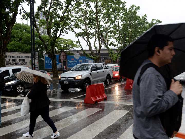 Una sorpresiva lluvia amargó el domingo y el pronóstico anticipa mucho calor y más agua en la semana