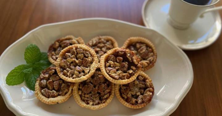 La. Bakes: Mini pecan pies and a glazed apple tart