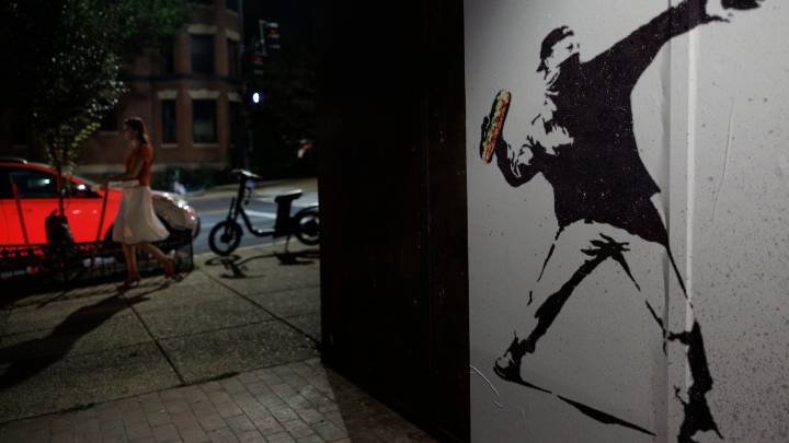 Jury deliberates in assault case against DC man who threw sandwich at federal agent in viral video