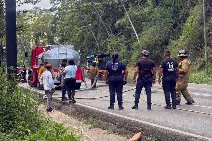 Funcionarios apagan incendio de una vivienda y salvan a un abuelo junto a su nieta en el estado Miranda (+Fotos)