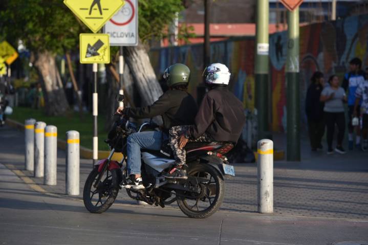 Gobierno prohíbe que dos personas circulen en moto en Lima y Callao bajo estado de emergencia