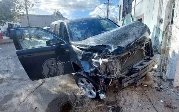 Suburban omite alto y provoca choque en la Partido Romero