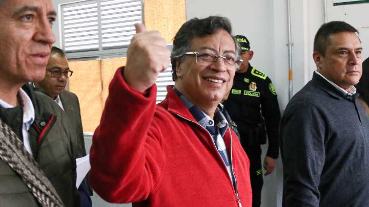 Petro confirma llamado a consultas al embajador colombiano en Washington tras su aparición como preso en la Casa Blanca