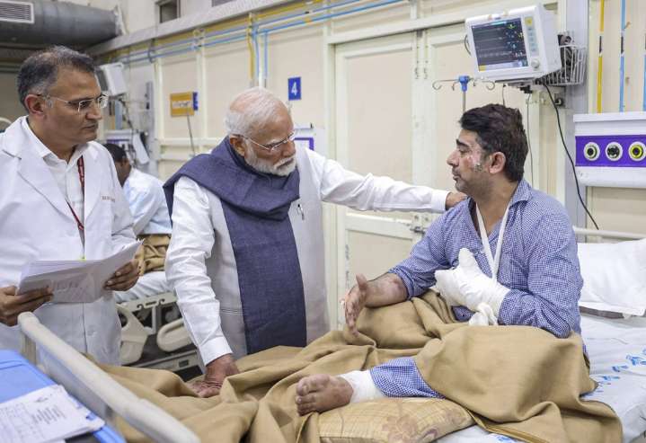 PM Modi Meets Red Fort Blast Survivors at LNJP Hospital