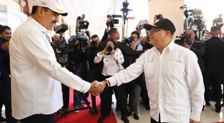 Petro dice que un gobierno de transición compartido es la solución a la situación en Venezuela