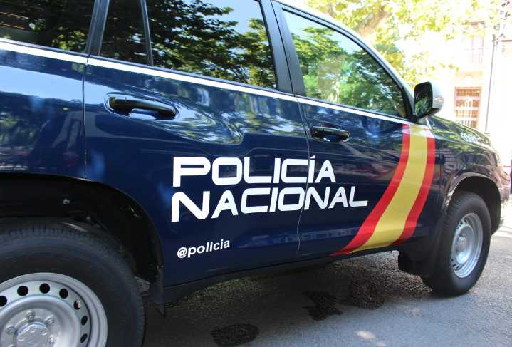 Tres individuos fueron arrestados en Hellín por invadir una casa y intimidar a los residentes con un arma de fuego