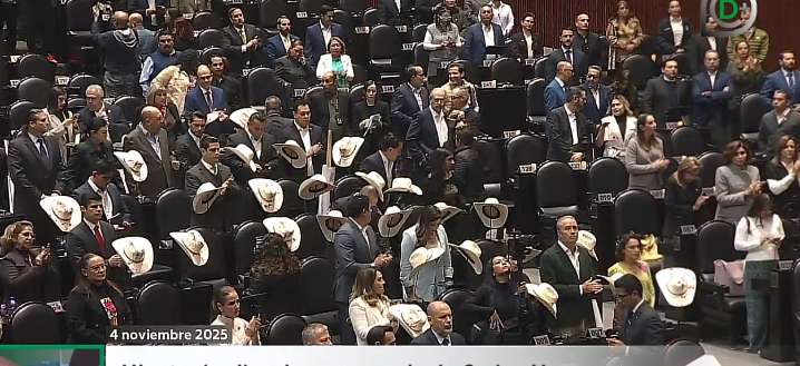 Priistas llevan símbolo del alcalde Carlos Manzo a sesión en Cámara de Diputados