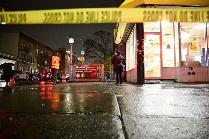 Cops seek two men in subway stabbing near Newkirk Avenue station