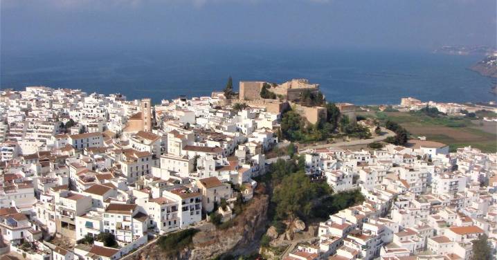 El Defensor del Pueblo pide al Ayuntamiento de Salobreña que redistribuya los contenedores de la basura