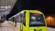 El tren verde manzana que mide el abandono de la vía de Feve