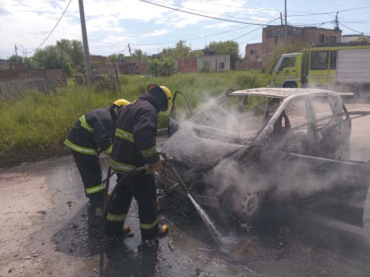 Bomberos extinguieron el incendio de un vehículo en Resistencia