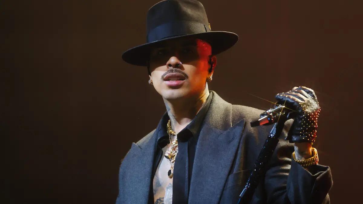 Rauw Alejandro recrea en el escenario de “Cosa nuestra” la historia de un migrante en Nueva York