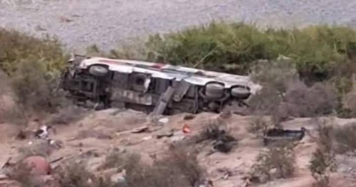 Al menos 37 muertos tras caída de autobús por un barranco en Perú