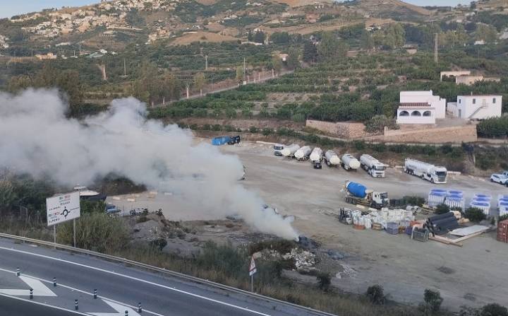 Ecologistas en Acción denuncia la quema de residuos en un "aparcamiento de camiones y depósitos de combustible ilegales" de Salobreña