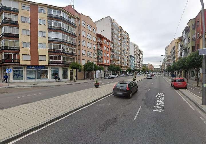 Una mujer herida en un choque entre dos turismos en una avenida de León