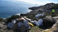El Ayuntamiento de Ibiza retira 20 toneladas de basura de unas cuevas okupadas en la costa