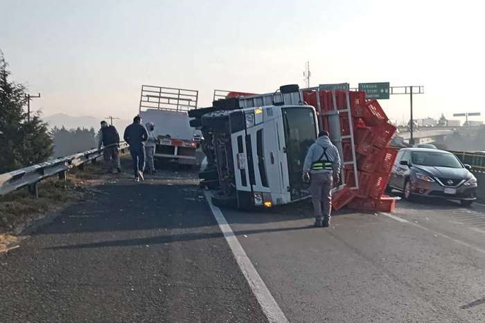 Volcadura de camión con pollos provoca afectaciones en el Libramiento Lerma