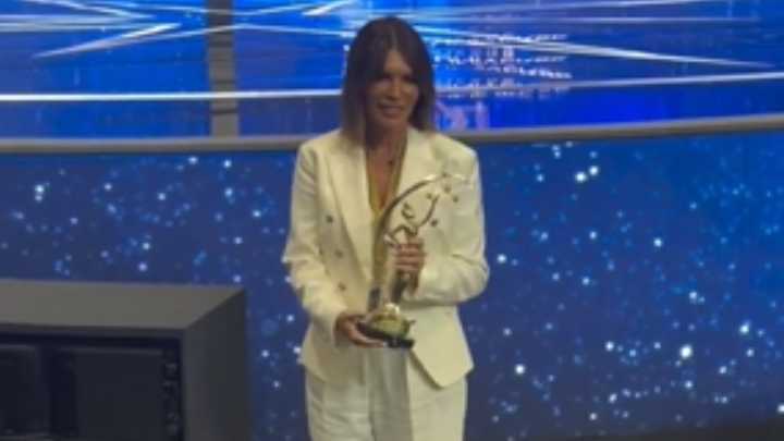 Jessica Newton es reconocida como Mejor Directora en el Miss Universo 2025