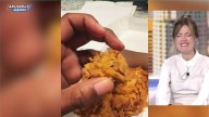 Una clienta se encuentra un pollo frito y empanado con cabeza y todo en un restaurante de comida rápida