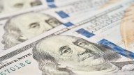 El dólar oficial cayó casi $50 en la semana, pero se sostuvo por encima de los $1.400