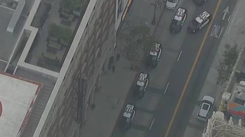 Policía de Los Ángeles rodea edificio de apartamentos tras reporte de un tiroteo