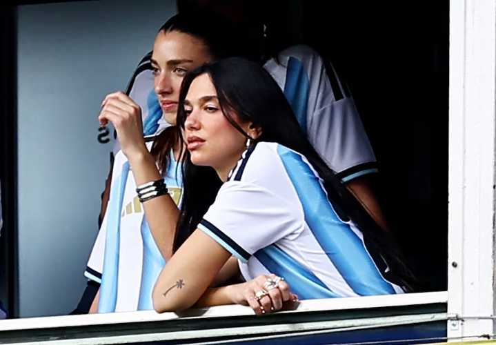 Dua Lipa disfrutó desde un palco de La Bombonera el superclásico entre Boca y River
