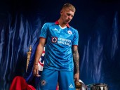 El nuevo uniforme de Cruz Azul desata comparaciones con Ludovico P. Luche