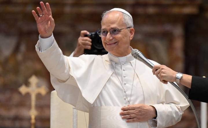 Papa León XIV se reúne con Mahmud Abás, líder palestino, para abordar la ayuda a Gaza y la solución de dos Estados