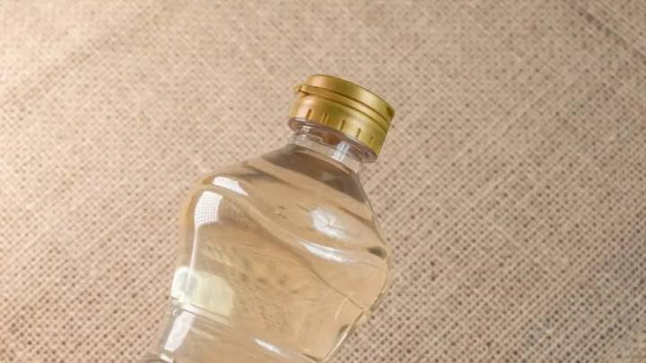 Mezclar vinagre y agua oxigenada: para qué sirve, beneficios y por qué lo recomiendan