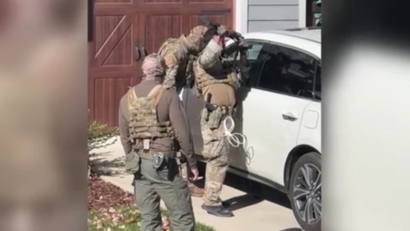 Agentes de la Patrulla Fronteriza apuntan con rifle a ciudadanas estadounidenses durante operativo migratorio