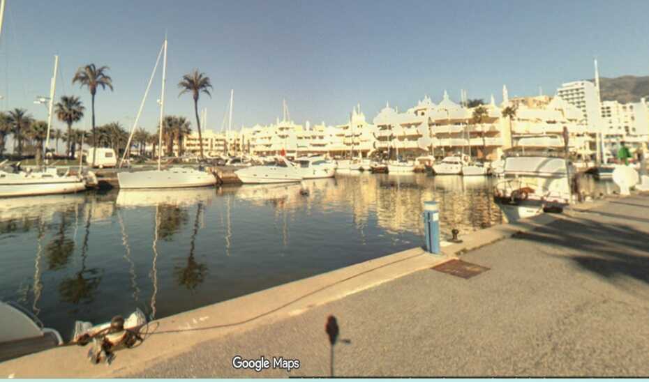 Localizan el cadáver de un hombre flotando en el pantalán 3 de Puerto Marina, en Benalmádena