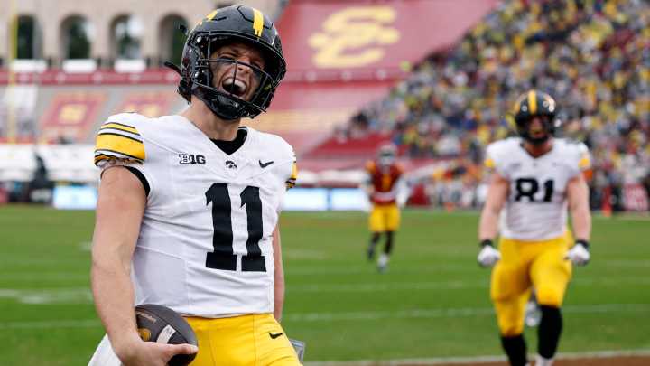 Iowa football QB Mark Gronowski catches TD on trick play vs USC