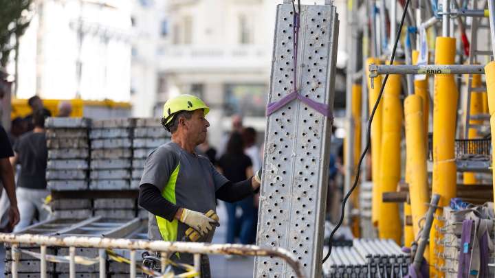 La patronal de la construcción y los sindicatos pactan una subida salarial del 3,9% para 2025 y del 3% para 2026