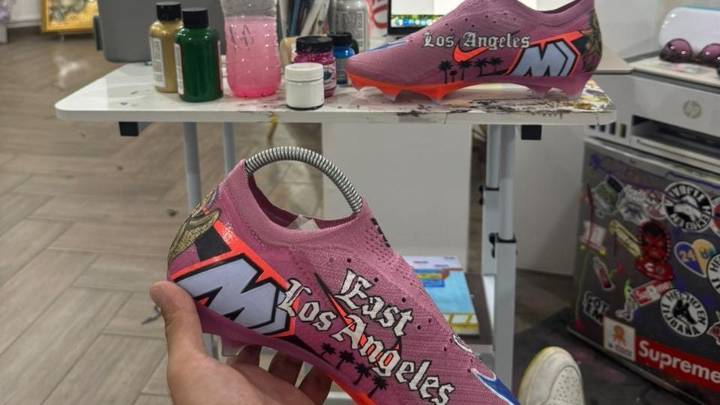 Efraín Álvarez y 'Cotorro' González inmortalizan su barrio y gol de tijera en botines