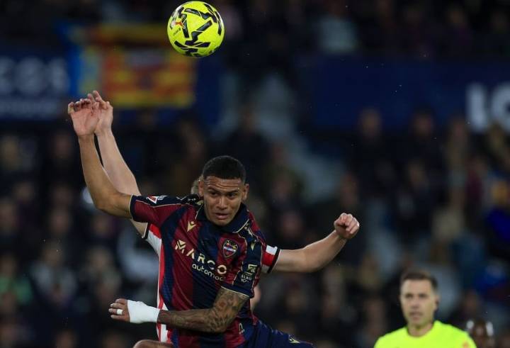 0-2. El Athletic gana con facilidad en el Ciutat y aumenta la crisis del Levante con Arriaga como titular