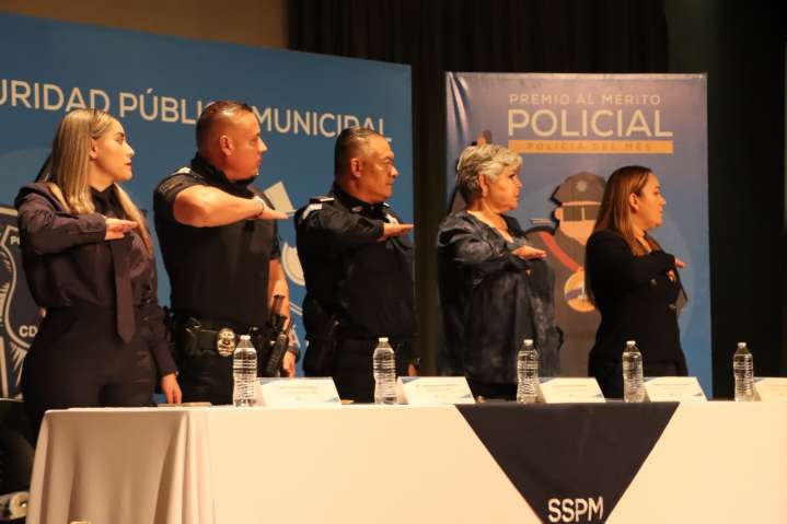 Reconocen a 60 “Policías del Mes” uno por cumplir 25 años de servicio