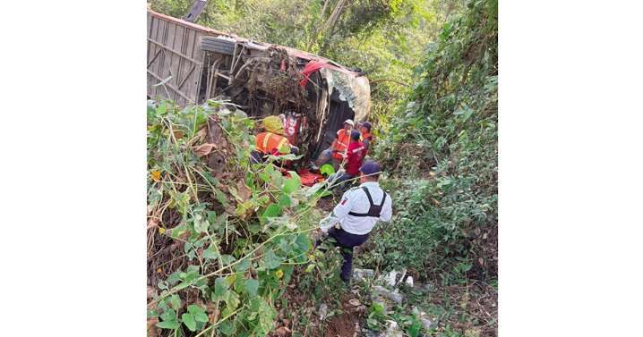 Choque de tráiler y autobús deja tres fallecidos