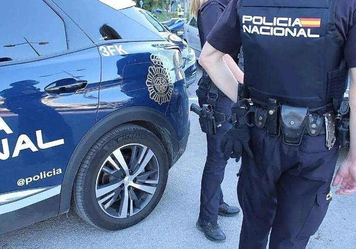 Rompe el cristal de un coche a pedradas en Salamanca y comienza una persecución policial