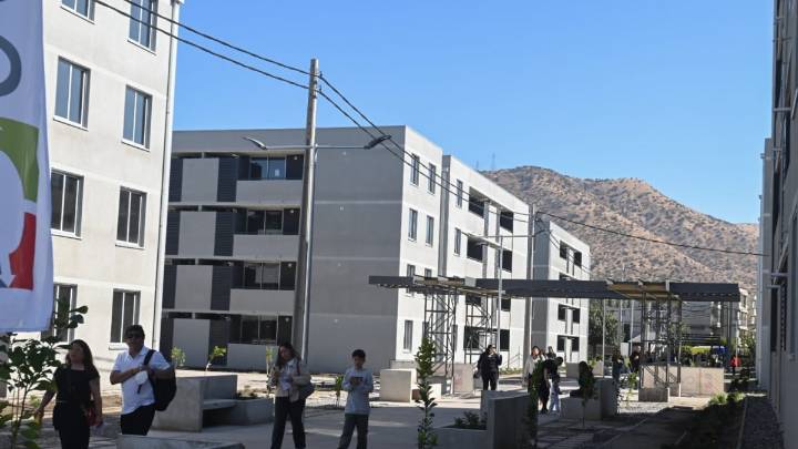 Con ventanas termopanel y mejoras térmicas: Así son las viviendas que entregó el Minvu en Huechuraba