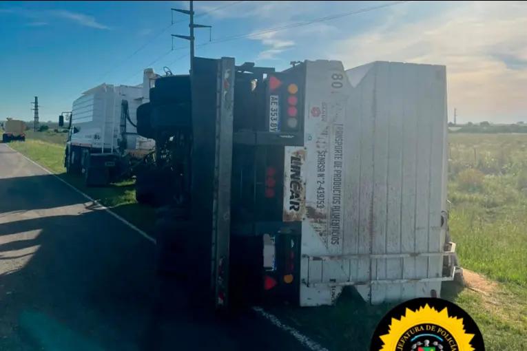 Volcó el acoplado de un camión y esparció su carga sobre la ex Ruta 18