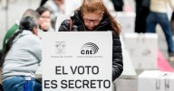 Ecuatorianos rechazan nueva Constitución y el retorno de bases militares extranjeras, un revés para Noboa