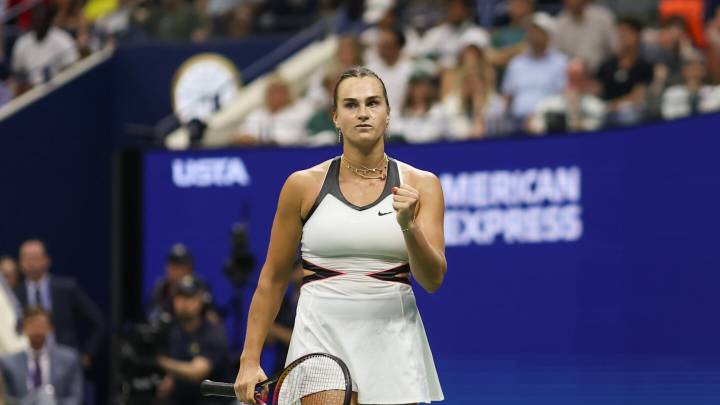 Amanda Anisimova beats Iga Swiatek to join Elena Rybakina in last four at WTA Finals