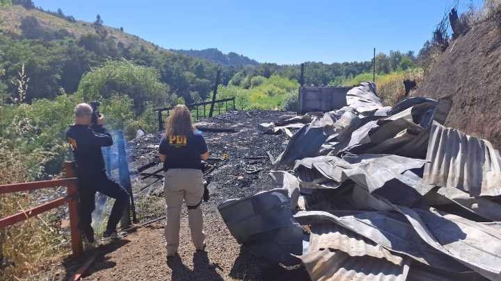 Incendio dejó tres cabañas destruidas en La Araucanía: Investigan posible ataque