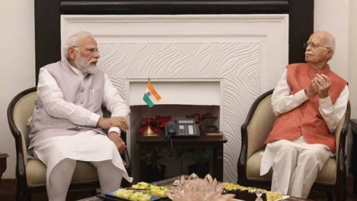 PM Modi Meets LK Advani at His Residence, Extends Birthday Greetings India News