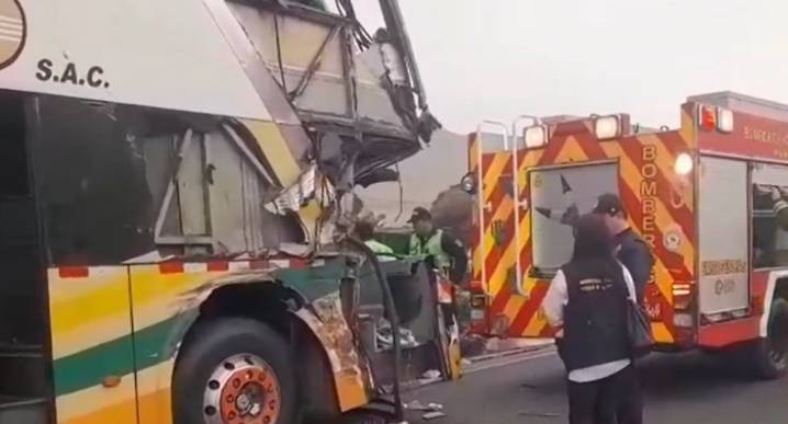 Huaral: Dos muertos y más de una docena de heridos tras choque entre bus interprovincial y camión
