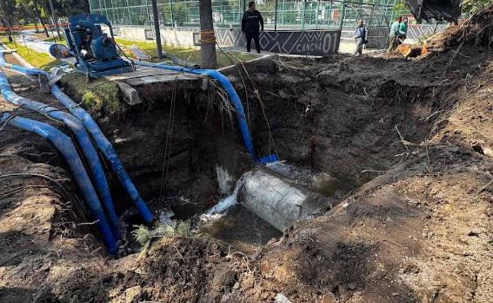 Fuga de agua sobre Periférico Oriente, en alcaldía Iztapalapa, fue por falla geológica: Segiagua